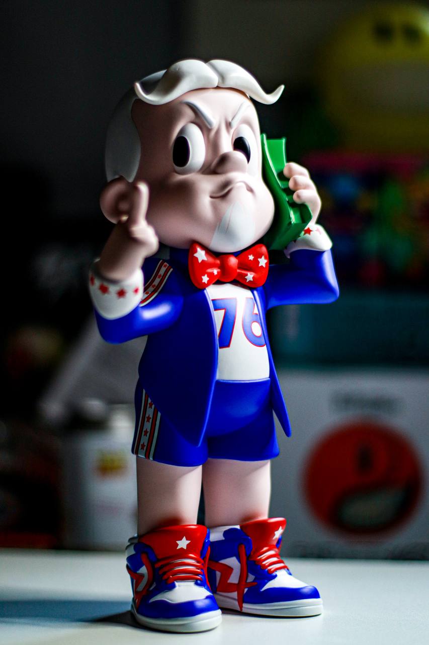 Money’s Calling – “Rich Uncle” Vinyl Toy Figure by Martian Toys (1/76)
