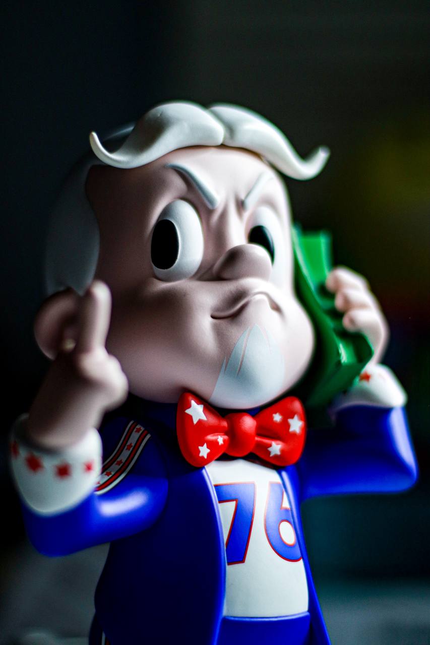 Money’s Calling – “Rich Uncle” Vinyl Toy Figure by Martian Toys (1/76)